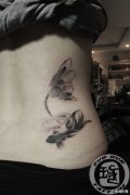 美女腰部潮流时尚的水墨莲花与鲤鱼纹身图案
