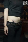 腹部一款精致小图案皇冠纹身图案作品