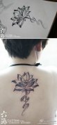 女生后背流行唯美的黑灰莲花纹身图案
