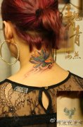 女生颈部一款传统彩色莲花纹身图案
