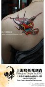 女生肩背潮流时尚的小燕子纹身图案