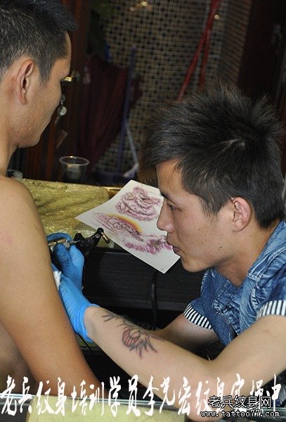安徽纹身培训学员李光宏胸口纹身图案实操中