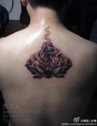 后背经典的莲花与火焰纹身图案