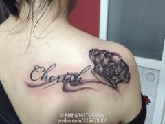 女生肩背经典潮流的字母与皇冠纹身图案