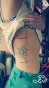 美女侧腰经典的大麻叶心电图纹身图案