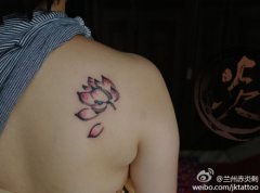 肩背唯美好看的水墨莲花纹身图案