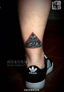 脚后跟上帝之眼纹身图案作品由武汉纹身店疯子制作