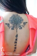 女生后背唯美时尚的梵莲花纹身图案