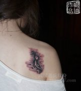 为一美女打造的后肩背猫咪纹身图案作品