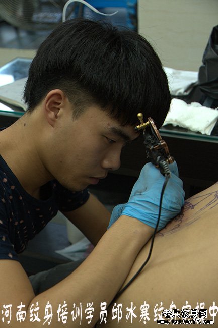河南最专业纹身培训学校纹身学员邱冰寒真人纹身实操中