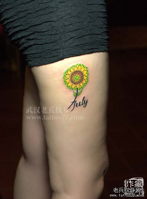 美女大腿颜色艳丽的向日葵纹身图案作品及意义