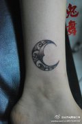 女生脚踝处小巧潮流的月亮纹身图案