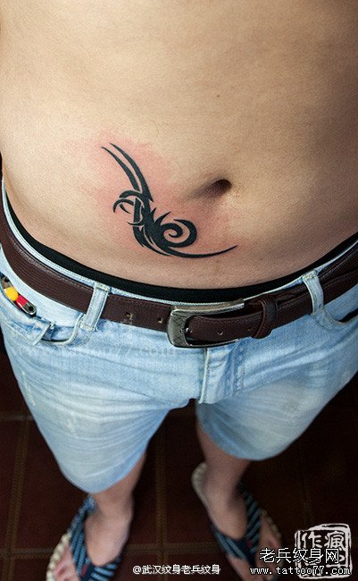 腹部图腾纹身图案作品由武汉专业纹身店提供
