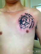 男生前胸超酷霸气的图腾狮头纹身图案