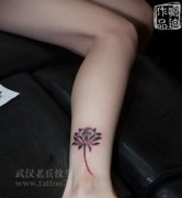 武汉纹身店纹身师喻迪制作脚踝莲花纹身图案作品