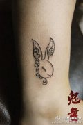 女生腿部小巧时尚的小兔子纹身图案