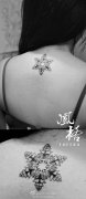 女生后背潮流精美的图腾雪花纹身图案