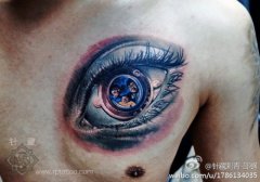 男人前胸超酷的机械眼睛纹身图案