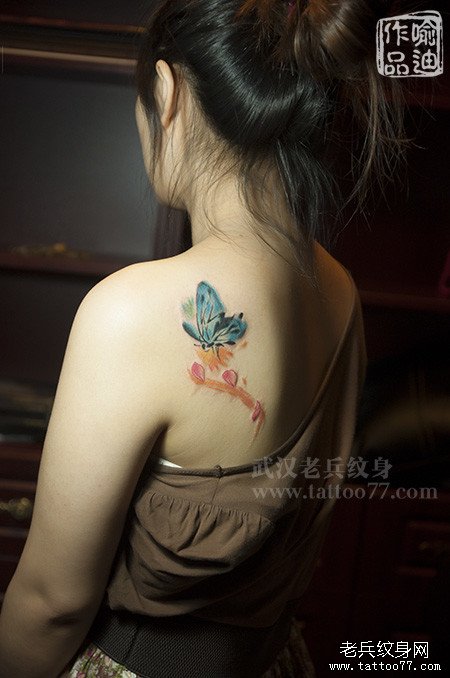 技术最好的纹身店喻迪为一美女制作的肩背彩色蝴蝶纹身图案作品及讲究