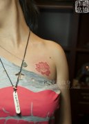 胸口粉红可爱莲花纹身图案作品