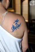 为一美女制作的后背蓝色藤蔓蝴蝶纹身图案作品