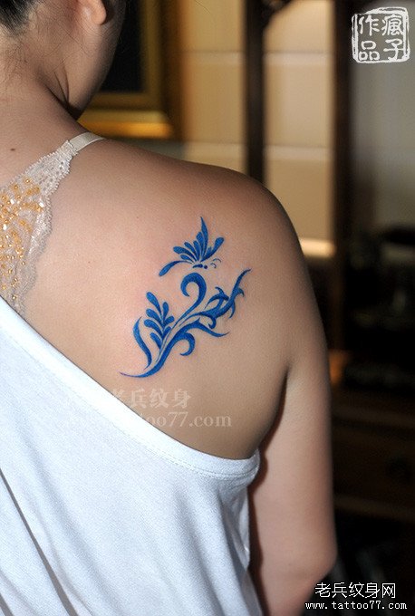 为一美女制作的后背蓝色藤蔓蝴蝶纹身图案作品