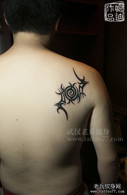 肩胛图腾纹身图案作品及意义