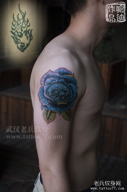 蓝色玫瑰花骷髅纹身作品遮盖一款旧纹身