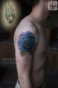 手臂蓝色玫瑰花骷髅纹身作品遮盖一款旧纹身