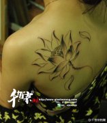 女生肩背时尚漂亮的黑灰莲花纹身图案