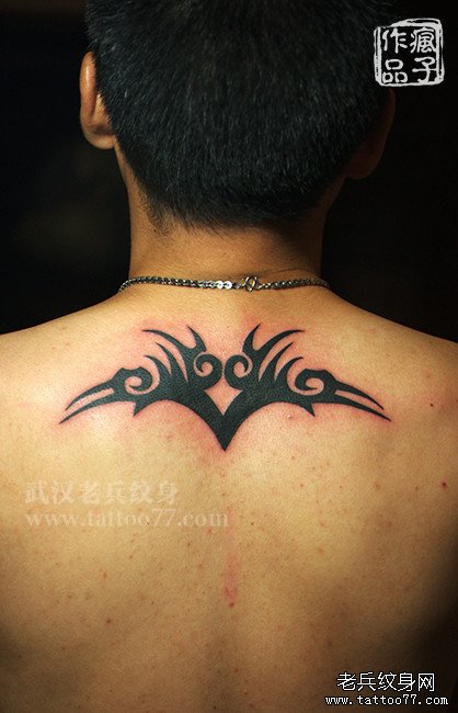 后背对称图腾纹身图案作品由武汉纹身店制作