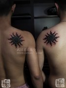 为一对好兄弟制作的肩背图腾太阳纹身作品