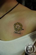 女生前胸潮流可爱的小狮子纹身图案