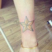女生手臂潮流简单的五芒星纹身图案