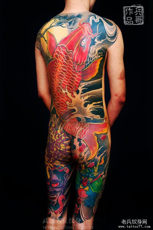 武汉老兵纹身店兵哥历时三年半打造的超大满背鲤鱼纹身图案作品写真（一）