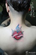 后颈潮流漂亮的彩色爱心纹身图案