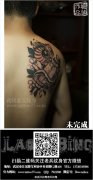 武汉纹身师喻迪制作的后背school蛇纹身作品未完成效果