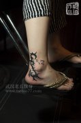 武汉纹身师喻迪制作的脚踝图腾纹身图案作品