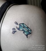女生肩背小巧潮流的一款小钻石纹身图案