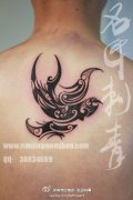 男人后背经典潮流的图腾鸽子纹身图案