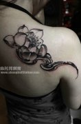 女生后肩背潮流唯美的黑灰莲花纹身图案