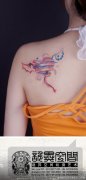 美女后肩背漂亮潮流的爱心翅膀纹身图案