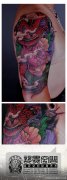 手臂漂亮潮流的彩色蛇与牡丹花纹身图案