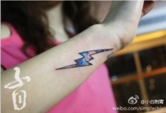 女生手臂漂亮精美的星空闪电纹身图案