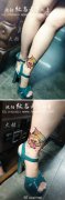 女生小腿潮流小巧的彩色小骷髅纹身图案