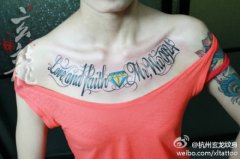 女生胸前潮流精美的花体字母纹身图案