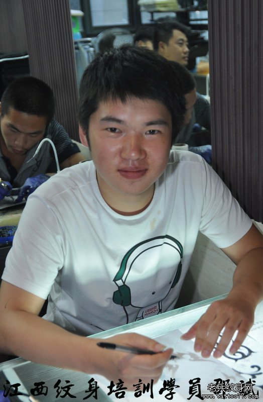 江西纹身培训学员邵斌纹身练习中