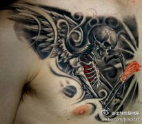男人前胸时尚经典的一款骷髅纹身图案