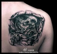 男人后肩背潮流经典的黑灰死神骷髅纹身图案