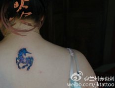 女生后背小巧经典的星空独角兽纹身图案